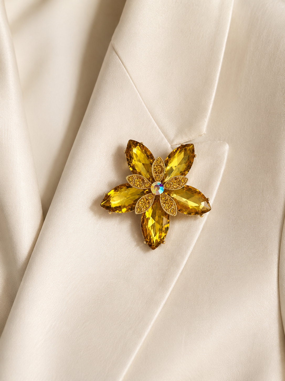Brooch Golden Bloom